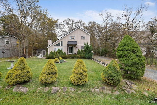 view of front of property featuring a front lawn