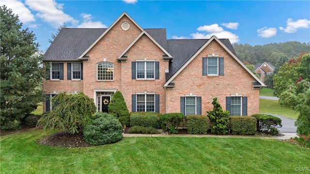 view of front facade featuring a front lawn