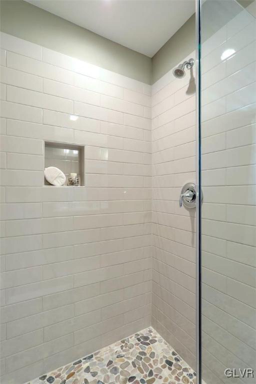 bathroom featuring tiled shower