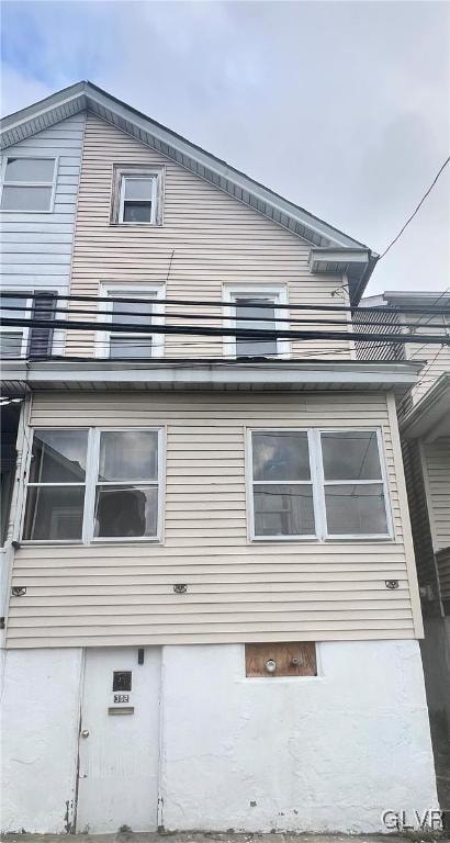 view of side of property featuring a balcony