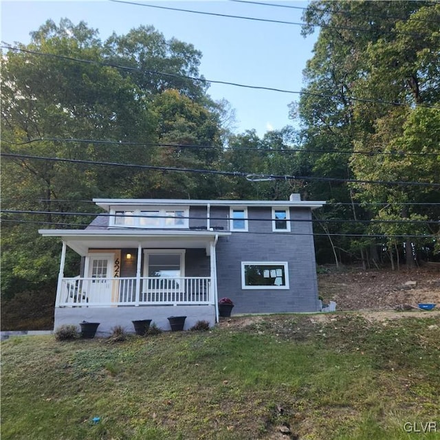 view of front facade featuring a porch and a front lawn