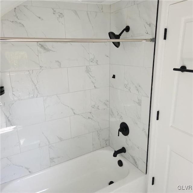 bathroom featuring tiled shower / bath combo