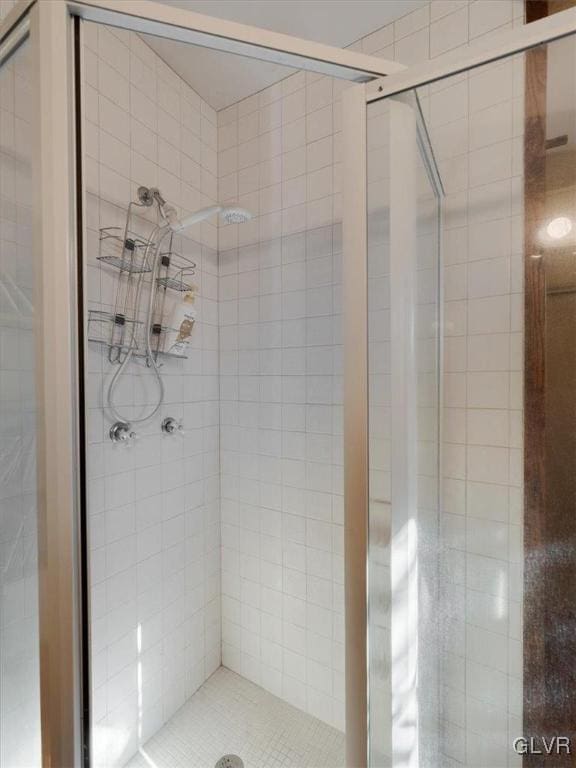 bathroom featuring a tile shower