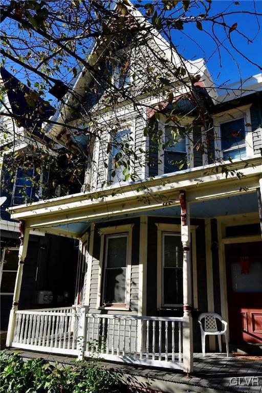 view of front facade featuring a porch