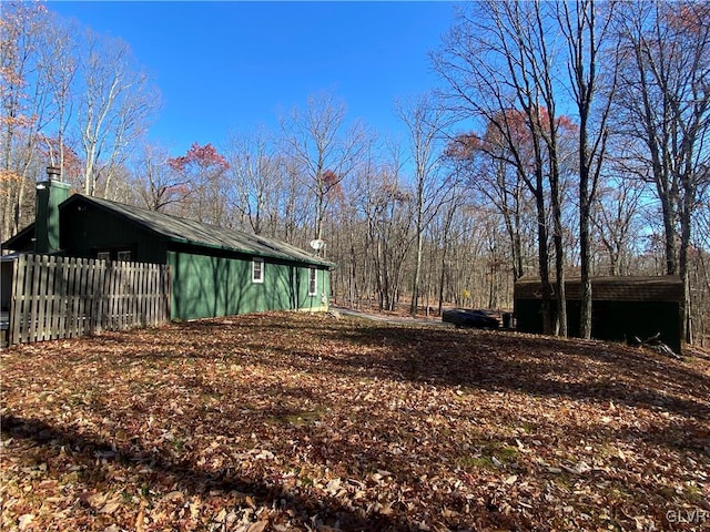 view of yard featuring an outbuilding