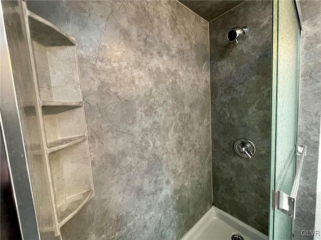 bathroom featuring a tile shower