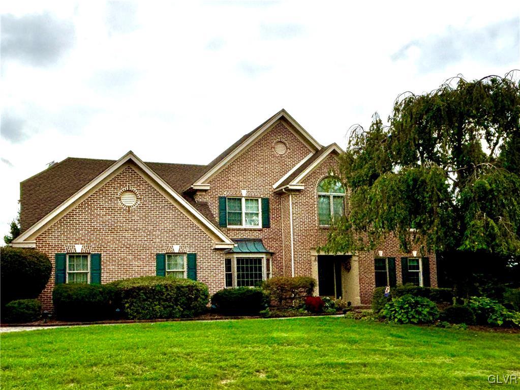 view of front of property with a front yard