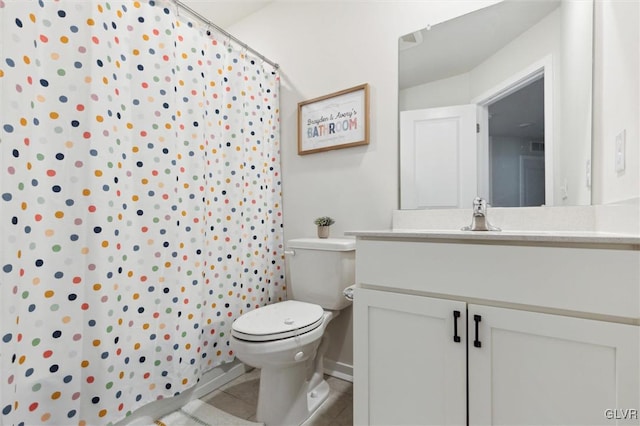 bathroom featuring a shower with curtain, vanity, and toilet