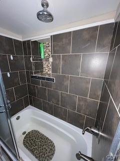 bathroom featuring tiled shower / bath combo