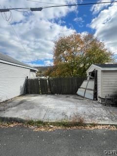 view of yard with a storage unit