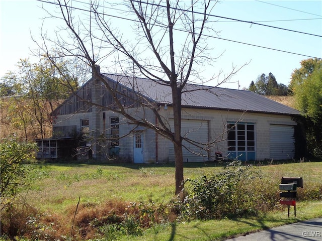 view of side of property featuring a lawn