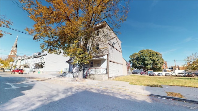 view of front of home featuring a front lawn