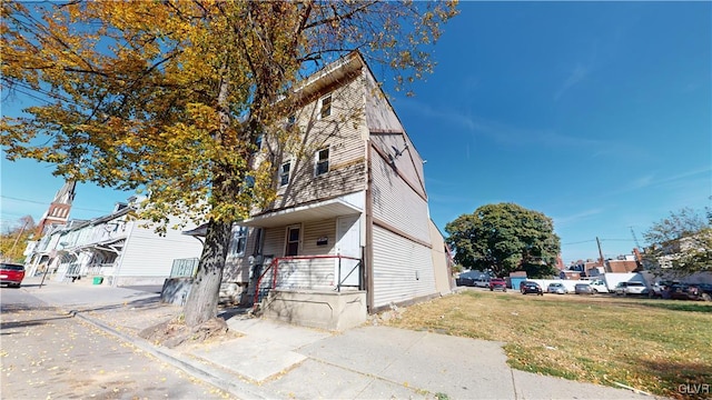 view of front of house featuring a front yard