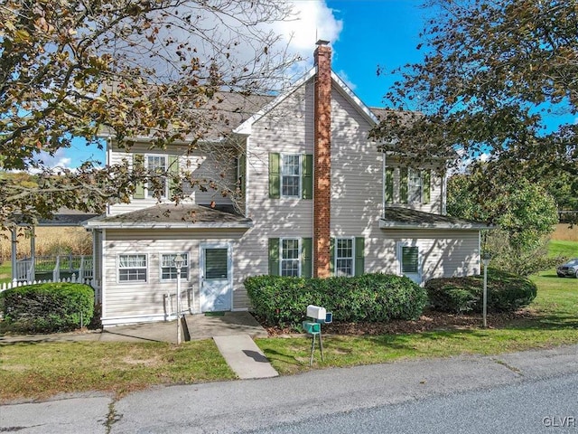 view of front of home featuring a front lawn