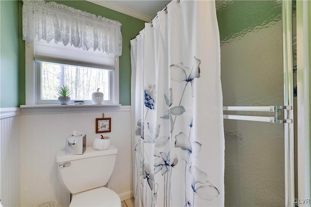 137 Outer Dr, Coolbaugh Twp, PA 18347 - bathroom featuring a shower with shower curtain and crown molding