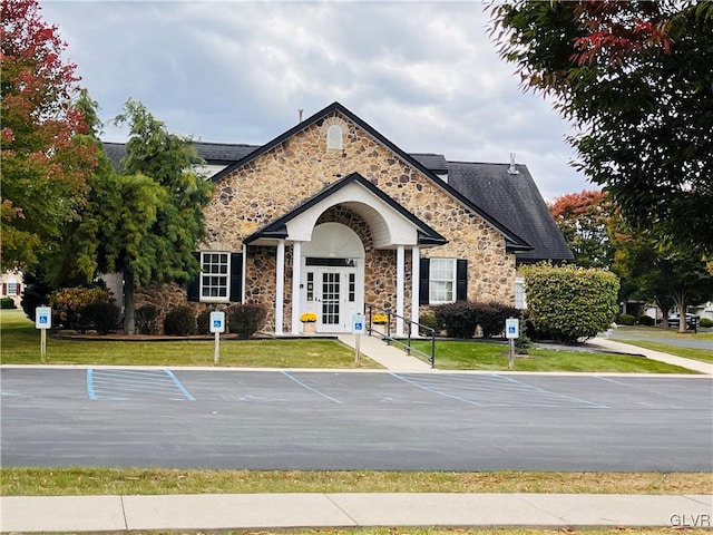 view of front facade featuring a front lawn