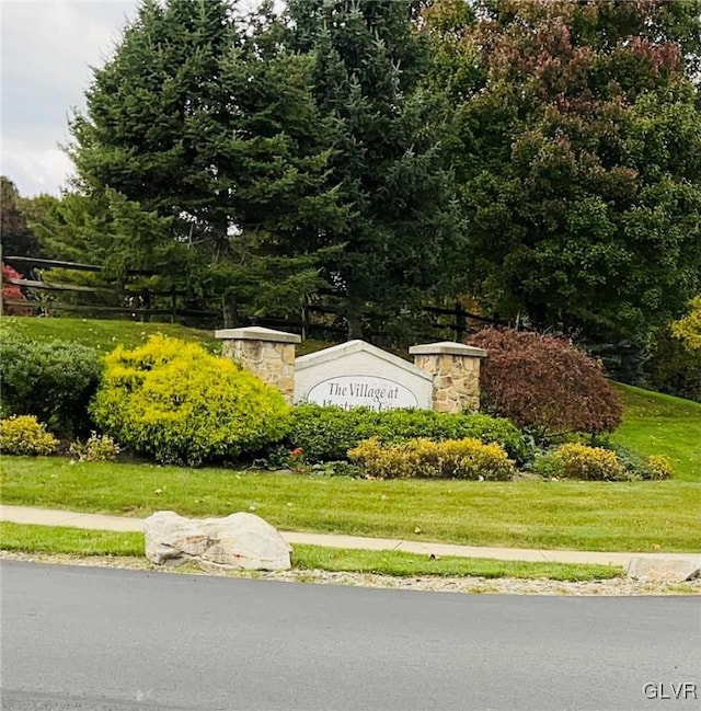 community sign featuring a yard