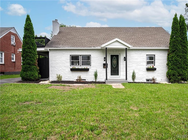 single story home featuring a front lawn