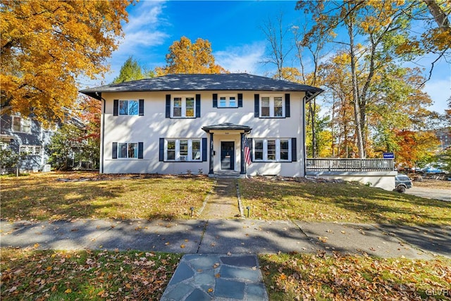 view of front of house featuring a front lawn