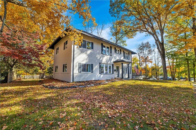 view of front of home featuring a front lawn