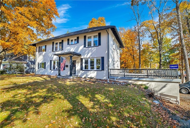 view of front of property with a front lawn