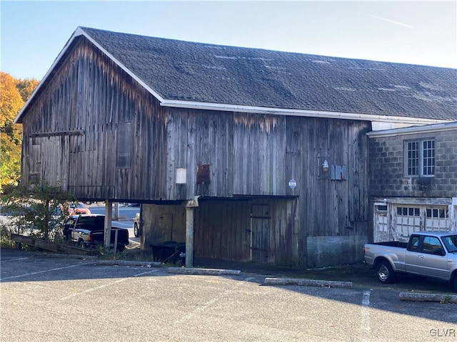 view of side of property featuring an outdoor structure and a garage