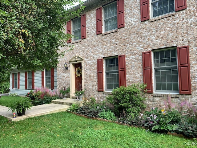 view of front of home featuring a front yard