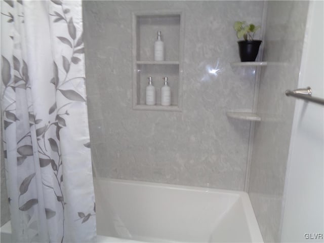 bathroom with shower / tub combo