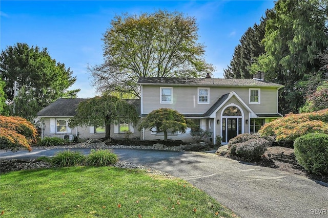 view of front facade with a front yard