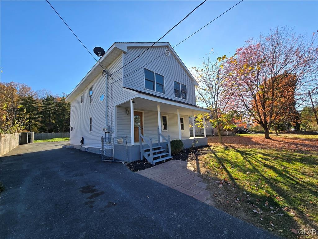 view of front facade with covered porch and a front lawn