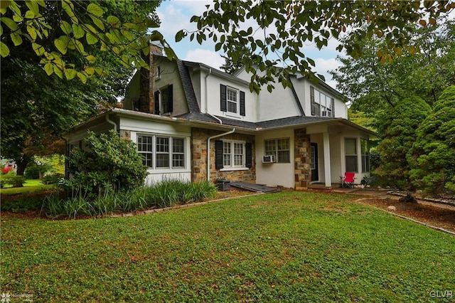 view of front of property with a front yard