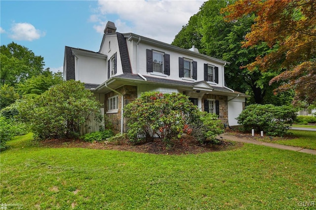 view of front of property featuring a front lawn