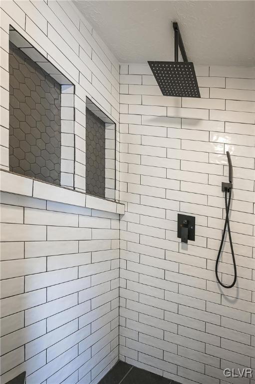 bathroom featuring a tile shower