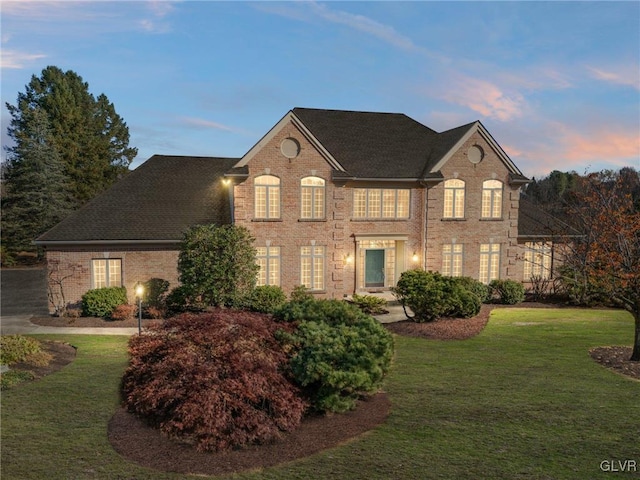 view of front of property featuring a yard