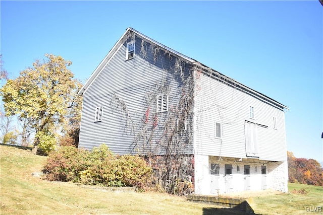 view of side of property featuring a yard