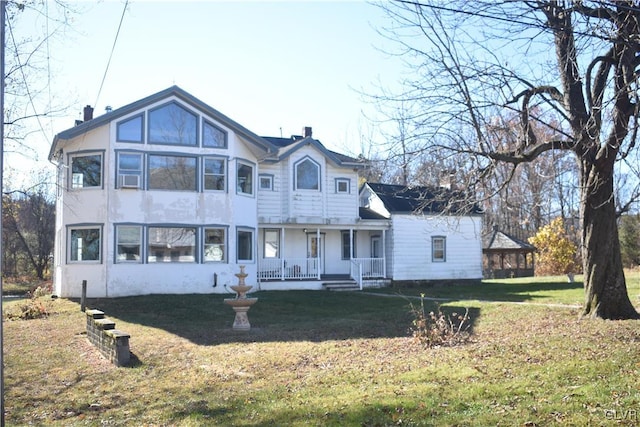 view of front of home featuring a front yard