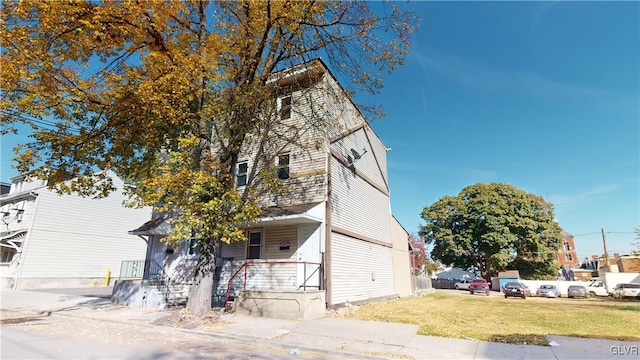 view of front facade with covered porch and a front yard