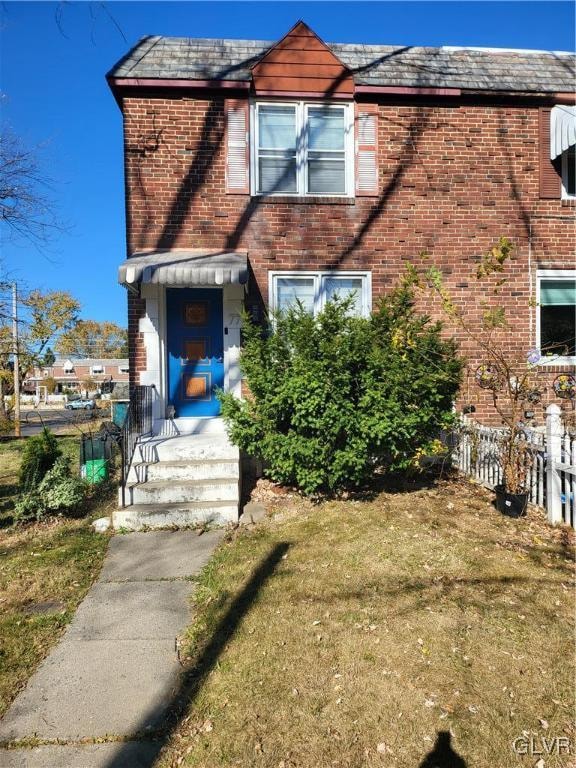 view of front of house featuring a front yard