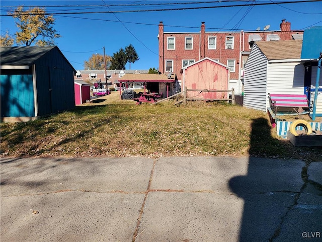 view of yard with a storage shed