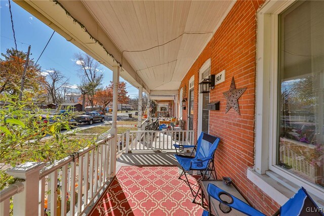 balcony featuring covered porch