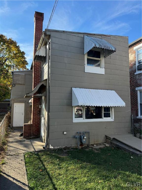 exterior space featuring a front yard