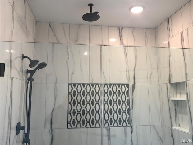 bathroom featuring tiled shower