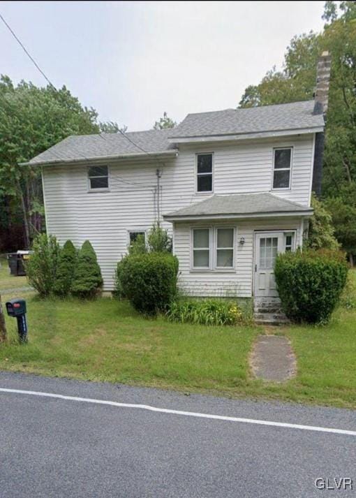 view of front of property with a front lawn