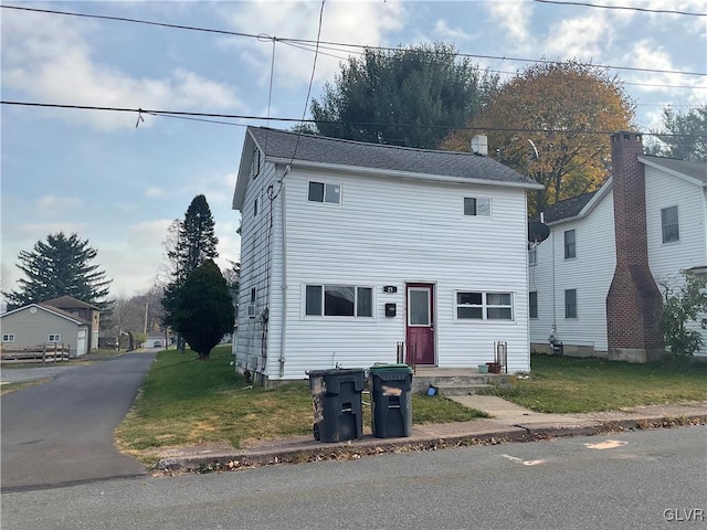 view of front of property featuring a front lawn