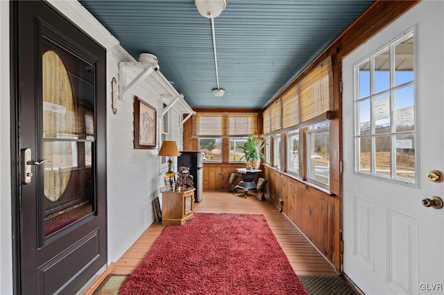 sunroom with vaulted ceiling