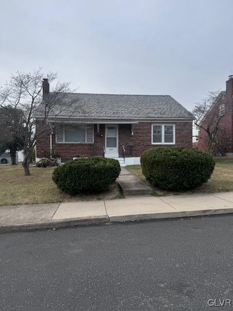 single story home with a front lawn