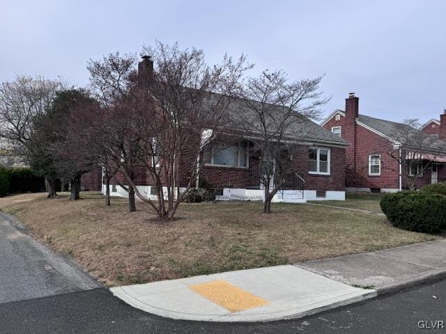 view of front facade with a front yard