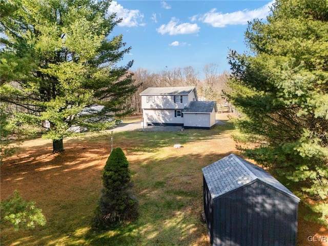 view of yard with a storage shed