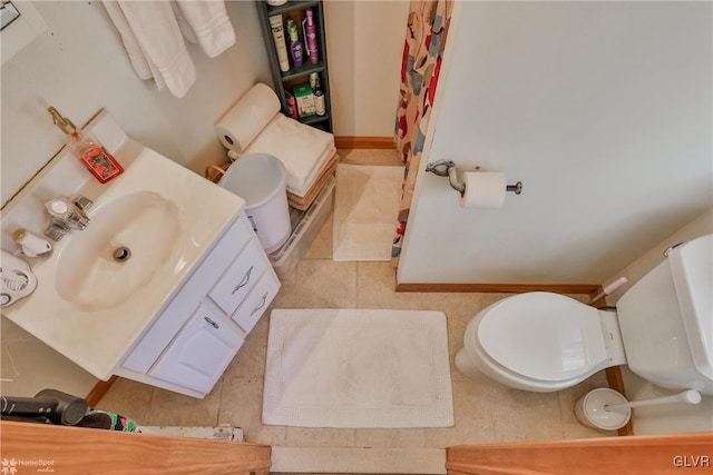 bathroom with a shower with curtain, vanity, and toilet