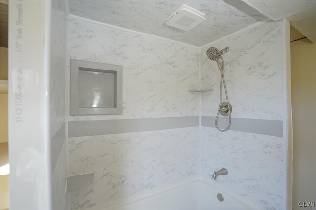 bathroom with tiled shower / bath combo